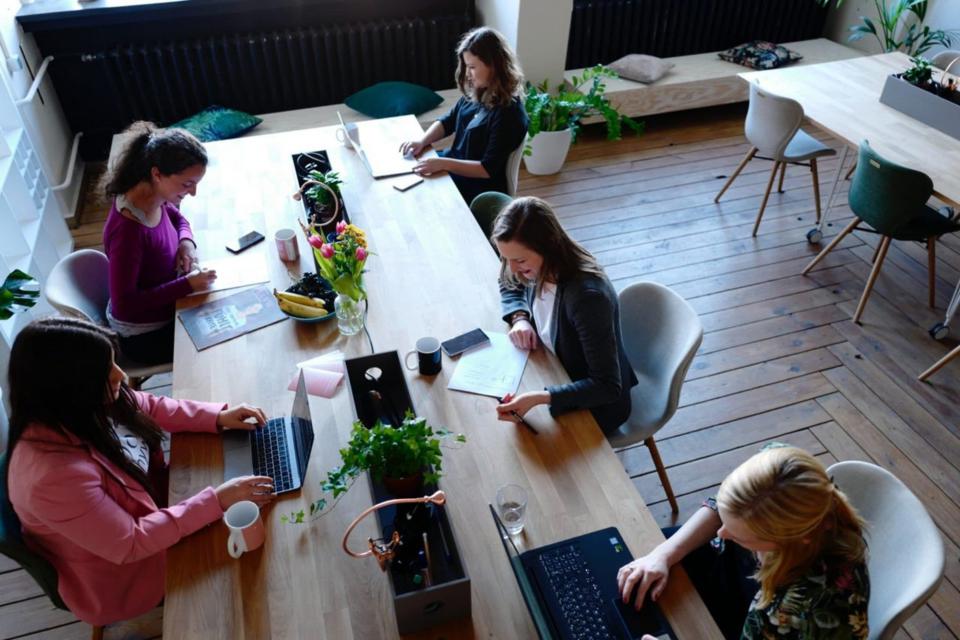Vantagens de Optar por Planos Anuais em Espaços de Coworking